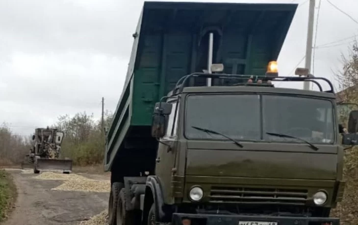 В с. Сергиевка по улицам Новая, Коммунальная, М. Горького, Советская идёт ямочный ремонт дороги щебн