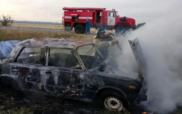 Под Орлом загорелась перевернувшаяся шестерка